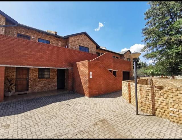 2 BEDROOM TOWNHOUSE FOR SALE IN MEYERTON CENTRAL